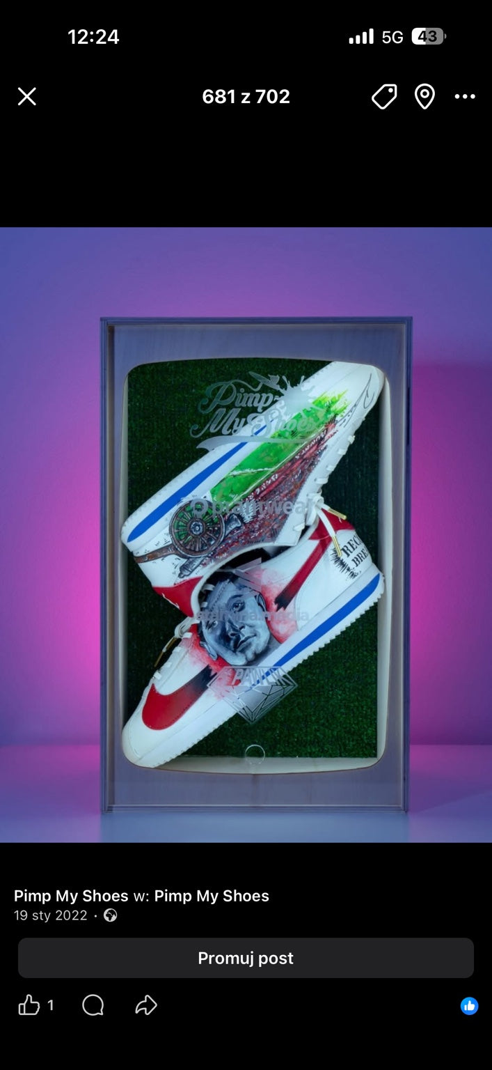 Personalizowane Nike Cortez z portretem Roberta Lewandowskiego w podświetlanej gablocie dla WOŚP