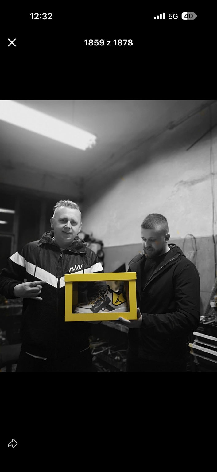 Mateusz Szymczak z Borixonem pokazują customowe buty Chillwagon