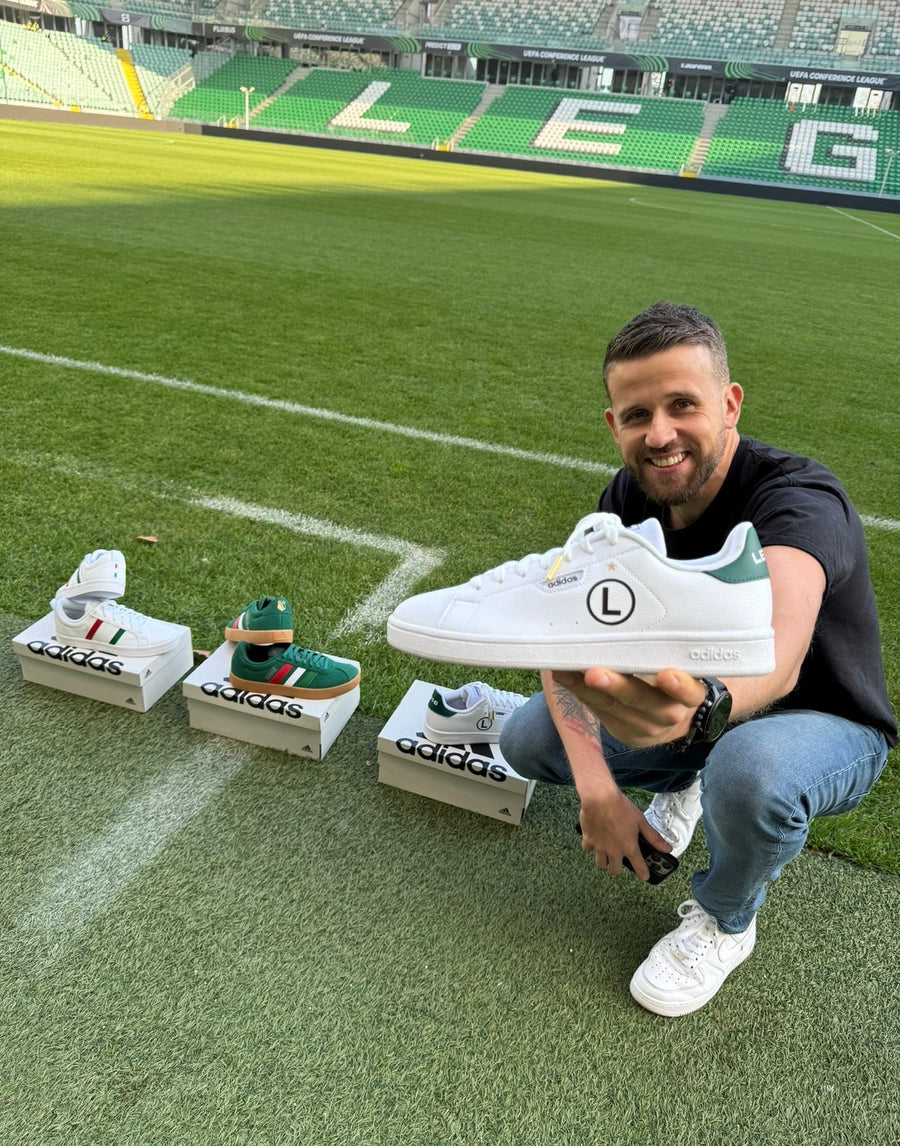 Buty Pimp My Shoes dla Legii Warszawa na stadionie