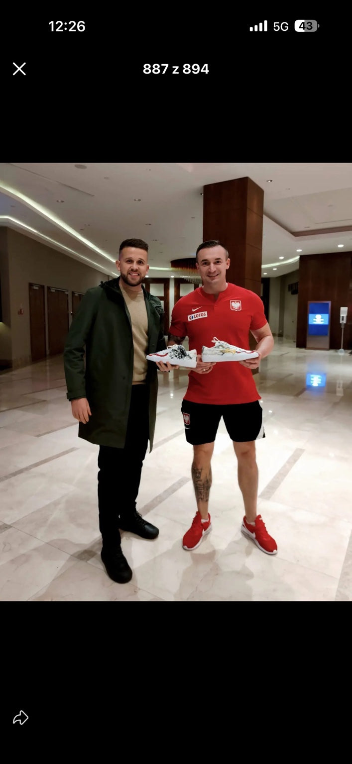 Mateusz z Pawłem Kosedowskim; na zdjęciu trzymają customy dla Pawła, nie parę z podpisem Lewandowskiego