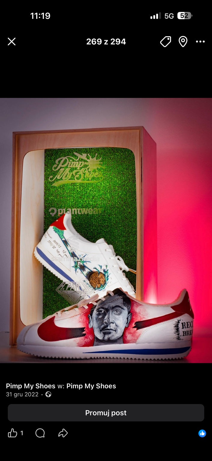Custom Nike Cortez z portretem Roberta Lewandowskiego i podświetlana gablota z murawą