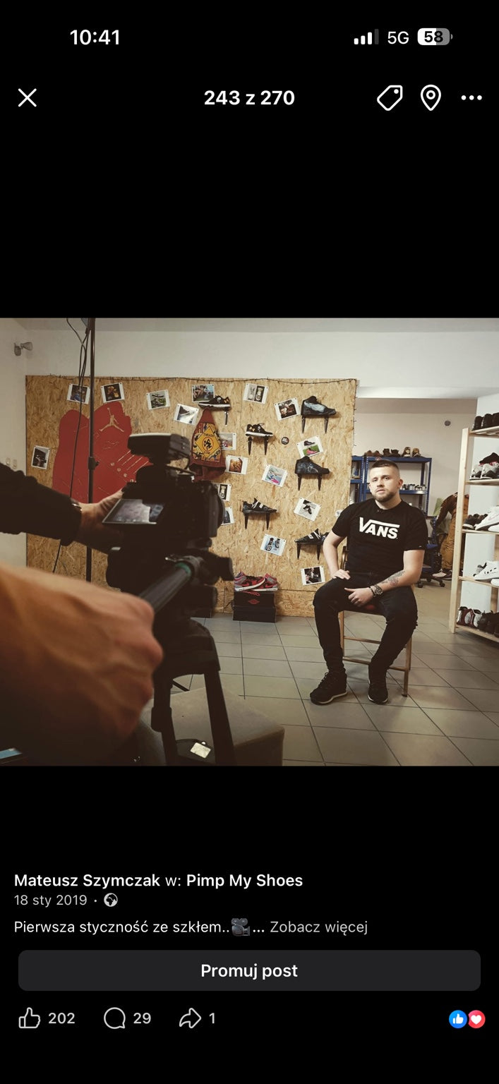 Mateusz Szymczak podczas wywiadu w pracowni, kamera i operator na pierwszym planie